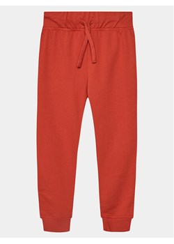 United Colors Of Benetton Spodnie dresowe 3BC1CF04P Czerwony Regular Fit ze sklepu MODIVO w kategorii Spodnie chłopięce - zdjęcie 182751367