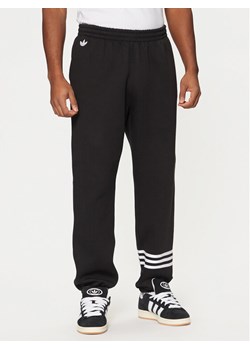 adidas Spodnie dresowe Neuclassics JC9903 Czarny Loose Fit ze sklepu MODIVO w kategorii Spodnie męskie - zdjęcie 182751417
