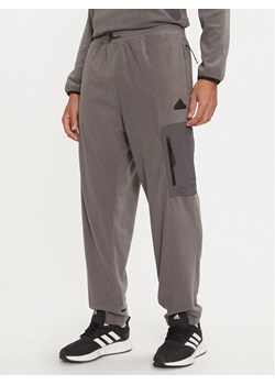 adidas Spodnie dresowe City Escape Polar IY1498 Szary Regular Fit ze sklepu MODIVO w kategorii Spodnie męskie - zdjęcie 182752089