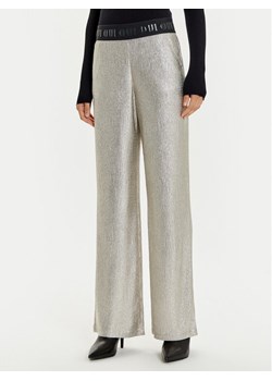 OUI Spodnie materiałowe 88770 Złoty Regular Fit - id: 0000304524677 - marki MODIVO - 182752915 OUI Spodnie materiałowe 88770 Złoty Regular Fit ze sklepu MODIVO w kategorii Spodnie damskie - zdjęcie 182752915