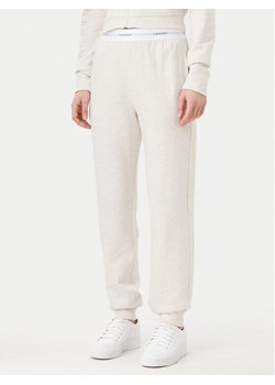Calvin Klein Underwear Spodnie dresowe 000QS7271E Beżowy Regular Fit ze sklepu MODIVO w kategorii Spodnie damskie - zdjęcie 182753458