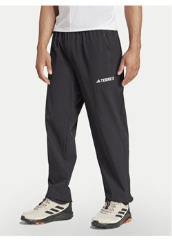 adidas Spodnie outdoor Multi Essentials JP0811 Czarny Regular Fit ze sklepu MODIVO w kategorii Spodnie męskie - zdjęcie 182754059