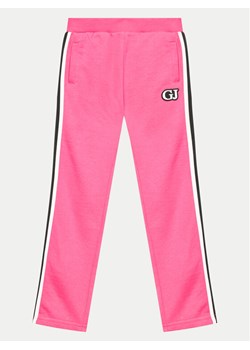 Guess Spodnie dresowe J4YQ12 KA6R4 Różowy Relaxed Fit ze sklepu MODIVO w kategorii Spodnie dziewczęce - zdjęcie 182755136
