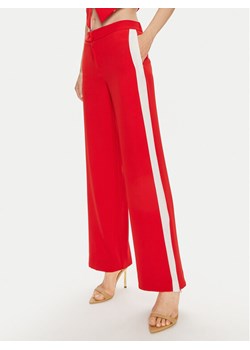 Maryley Spodnie materiałowe 24EB583/04FI Czerwony Regular Fit ze sklepu MODIVO w kategorii Spodnie damskie - zdjęcie 182755397