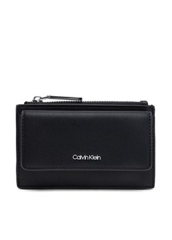Calvin Klein Duży Portfel Damski Ck Must Zip Flap Cardholder K60K612941 Czarny ze sklepu MODIVO w kategorii Portfele damskie - zdjęcie 182755988
