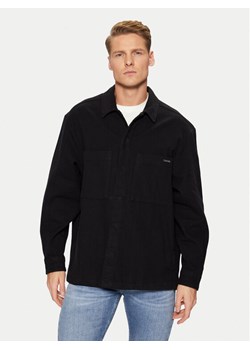 Calvin Klein Jeans Koszula J30J327108 Czarny Relaxed Fit ze sklepu MODIVO w kategorii Koszule męskie - zdjęcie 182755998