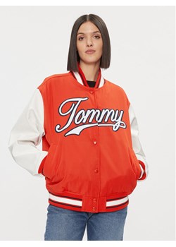 Tommy Jeans Kurtka bomber Letterman DW0DW17233 Czerwony Relaxed Fit ze sklepu MODIVO w kategorii Kurtki damskie - zdjęcie 182756048