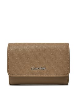 Calvin Klein Portfel Ck Must Small Trifold_Mono K60K612829 Beżowy ze sklepu MODIVO w kategorii Portfele damskie - zdjęcie 182756317