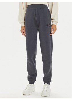 Calvin Klein Jeans Spodnie dresowe Monologo J20J223590 Szary Relaxed Fit ze sklepu MODIVO w kategorii Spodnie damskie - zdjęcie 182757096