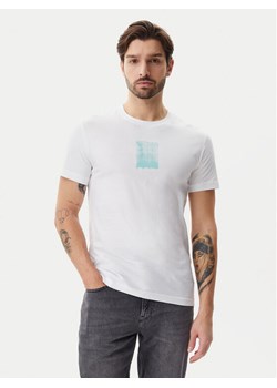 Calvin Klein Jeans T-Shirt Brush Stroke J30J327522 Biały Regular Fit ze sklepu MODIVO w kategorii T-shirty męskie - zdjęcie 182757165
