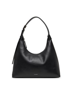 Calvin Klein Torebka Hardware Strap Hobo Shoulder Bag K60K613031 Czarny ze sklepu MODIVO w kategorii Torebki damskie - zdjęcie 182757308