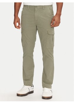 Tommy Jeans Spodnie materiałowe Austin DM0DM20281 Zielony Regular Fit ze sklepu MODIVO w kategorii Spodnie męskie - zdjęcie 182757979