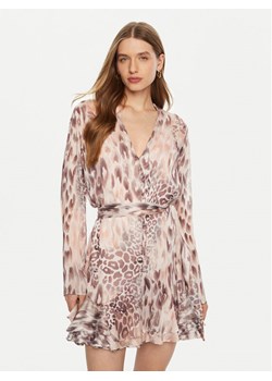 Guess Sukienka koszulowa W5RK35 WDW82 Różowy Regular Fit ze sklepu MODIVO w kategorii Sukienki - zdjęcie 182758678