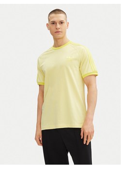 adidas T-Shirt adicolor Classics 3-Stripes JN7021 Żółty Slim Fit ze sklepu MODIVO w kategorii T-shirty męskie - zdjęcie 182758708