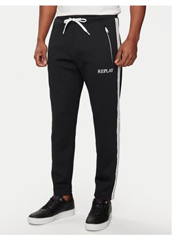 Replay Spodnie dresowe M9987.000.23590 Czarny Regular Fit ze sklepu MODIVO w kategorii Spodnie męskie - zdjęcie 182758726