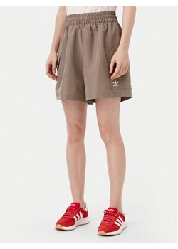 adidas Szorty sportowe Essentials Woven JD0790 Beżowy Loose Fit ze sklepu MODIVO w kategorii Szorty - zdjęcie 182758778