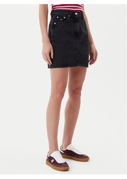 Tommy Jeans Spódnica jeansowa DW0DW21275 Czarny Mom Fit ze sklepu MODIVO w kategorii Spódnice - zdjęcie 182759229