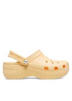 Crocs Klapki Classic Platform Pearl Clog 211231 Złoty ze sklepu MODIVO w kategorii Klapki damskie - zdjęcie 182759336