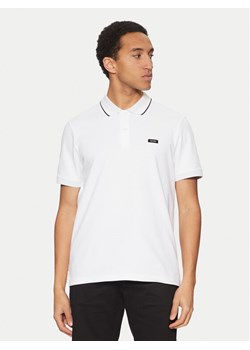 Calvin Klein Polo K10K114141 Biały Regular Fit ze sklepu MODIVO w kategorii T-shirty męskie - zdjęcie 182759745