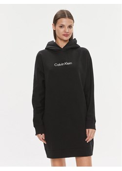 Calvin Klein Sukienka dzianinowa Hero Logo Hoodie Dress K20K206897 Czarny Regular Fit ze sklepu MODIVO w kategorii Sukienki - zdjęcie 182759806