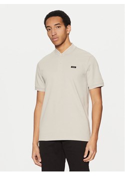 Calvin Klein Polo K10K114139 Beżowy Regular Fit ze sklepu MODIVO w kategorii T-shirty męskie - zdjęcie 182759895