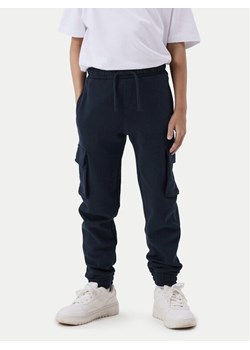 NAME IT Spodnie dresowe 13224991 Granatowy Relaxed Fit ze sklepu MODIVO w kategorii Spodnie chłopięce - zdjęcie 182759907