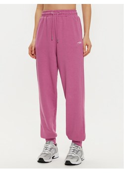 Fila Spodnie dresowe Buetzow FAW0701 Różowy Regular Fit ze sklepu MODIVO w kategorii Spodnie damskie - zdjęcie 182760139