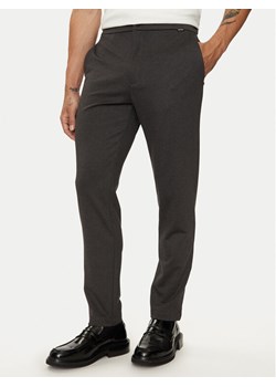 Calvin Klein Spodnie materiałowe K10K113647 Szary Comfort Fit ze sklepu MODIVO w kategorii Spodnie męskie - zdjęcie 182760246