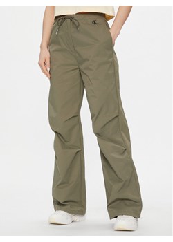 Calvin Klein Jeans Spodnie materiałowe Parachute Pant J20J222609 Khaki Regular Fit ze sklepu MODIVO w kategorii Spodnie damskie - zdjęcie 182760376