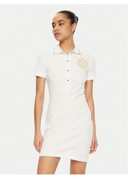 Versace Jeans Couture Sukienka codzienna 78HAOT01 Biały Regular Fit - id: 0000305211873 - marki Versace Jeans - 182760605 Versace Jeans Couture Sukienka codzienna 78HAOT01 Biały Regular Fit ze sklepu MODIVO w kategorii Sukienki - zdjęcie 182760605