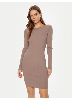 Guess Sukienka dzianinowa W5RK21 Z3L10 Beżowy Regular Fit ze sklepu MODIVO w kategorii Sukienki - zdjęcie 182760798