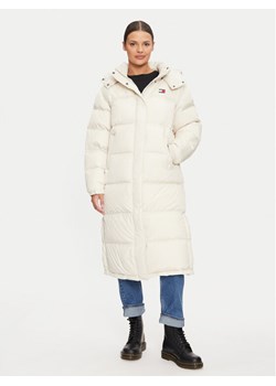 Tommy Jeans Kurtka puchowa Alaska DW0DW18860 Beżowy Regular Fit ze sklepu MODIVO w kategorii Kurtki damskie - zdjęcie 182760895