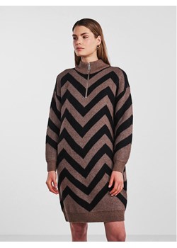 YAS Sukienka dzianinowa 26030801 Brązowy Regular Fit ze sklepu MODIVO w kategorii Sukienki - zdjęcie 182761466