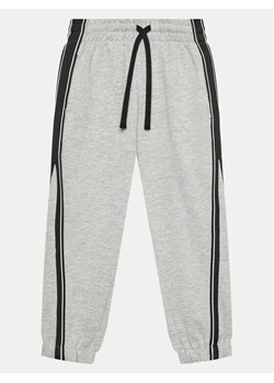 United Colors Of Benetton Spodnie dresowe 330SCF059 Szary Regular Fit ze sklepu MODIVO w kategorii Spodnie chłopięce - zdjęcie 182761665