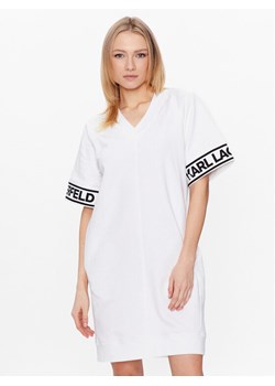 KARL LAGERFELD Sukienka codzienna Logo 225W1356 Biały Relaxed Fit ze sklepu MODIVO w kategorii Sukienki - zdjęcie 182761908