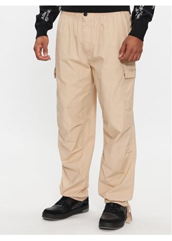 Calvin Klein Jeans Spodnie cargo Essential Regular Cargo Pant J30J324692 Beżowy Regular Fit ze sklepu MODIVO w kategorii Spodnie męskie - zdjęcie 182762006