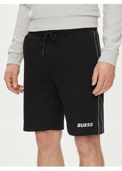 Guess Szorty materiałowe Mickey Z4RD04 KB3P2 Czarny Regular Fit ze sklepu MODIVO w kategorii Spodenki męskie - zdjęcie 182762208