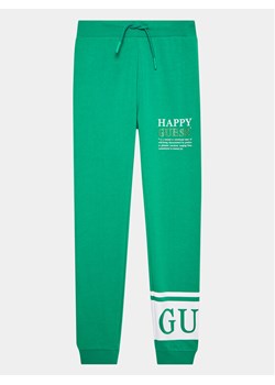 Guess Spodnie dresowe J3YQ11 KA6R4 Zielony Regular Fit ze sklepu MODIVO w kategorii Spodnie chłopięce - zdjęcie 182762227