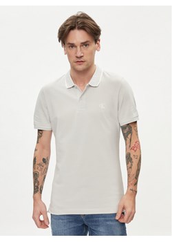 Calvin Klein Jeans Polo J30J315603 Szary Slim Fit ze sklepu MODIVO w kategorii T-shirty męskie - zdjęcie 182762466