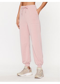 EA7 Emporio Armani Spodnie dresowe 6RTP54 TJDCZ 1418 Różowy Regular Fit ze sklepu MODIVO w kategorii Spodnie damskie - zdjęcie 182762575