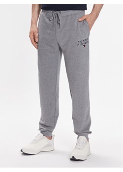 Tommy Hilfiger Spodnie dresowe UM0UM02880 Szary Regular Fit ze sklepu MODIVO w kategorii Spodnie męskie - zdjęcie 182762808
