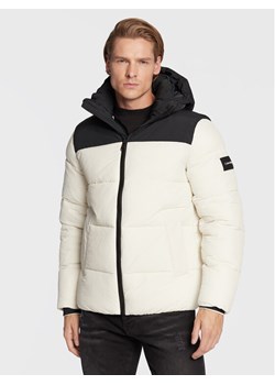 Calvin Klein Kurtka zimowa Crinkle Color Block K10K110337 Écru Regular Fit ze sklepu MODIVO w kategorii Kurtki męskie - zdjęcie 182762955