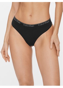 Calvin Klein Underwear Stringi Thong 000QF7095E Czarny ze sklepu MODIVO w kategorii Majtki damskie - zdjęcie 182763169