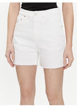 Tommy Jeans Szorty jeansowe DW0DW17636 Biały Mom Fit ze sklepu MODIVO w kategorii Szorty - zdjęcie 182763555