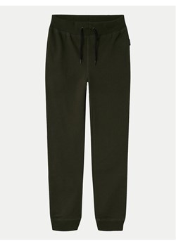 NAME IT Spodnie dresowe 13153684 Zielony Regular Fit ze sklepu MODIVO w kategorii Spodnie chłopięce - zdjęcie 182764247