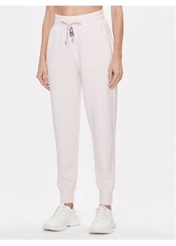 Guess Spodnie dresowe Logo W4RB46 KBYE2 Różowy Regular Fit ze sklepu MODIVO w kategorii Spodnie damskie - zdjęcie 182764309
