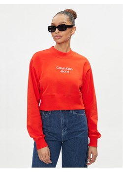 Calvin Klein Jeans Bluza Stacked Institutional J20J221466 Czerwony Regular Fit ze sklepu MODIVO w kategorii Bluzy damskie - zdjęcie 182764655
