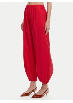 PINKO Spodnie materiałowe 105210 A2LD Czerwony Relaxed Fit ze sklepu MODIVO w kategorii Spodnie damskie - zdjęcie 182765288