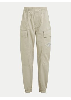 Calvin Klein Jeans Joggery Essential IB0IB02270 Beżowy Regular Fit ze sklepu MODIVO w kategorii Spodnie dziewczęce - zdjęcie 182765769