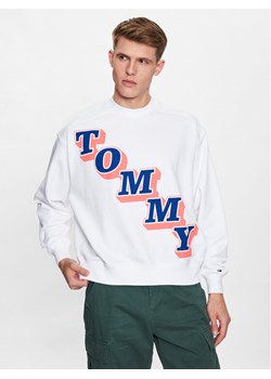 Tommy Jeans Bluza Boxy College DM0DM16379 Biały Boxy Fit ze sklepu MODIVO w kategorii Bluzy męskie - zdjęcie 182765915